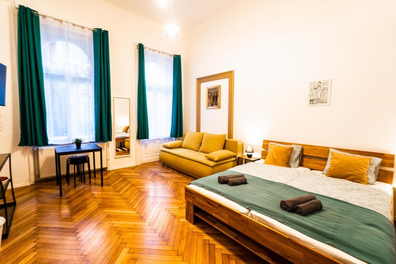 Palace Quarter Suite Budapeste Exterior foto