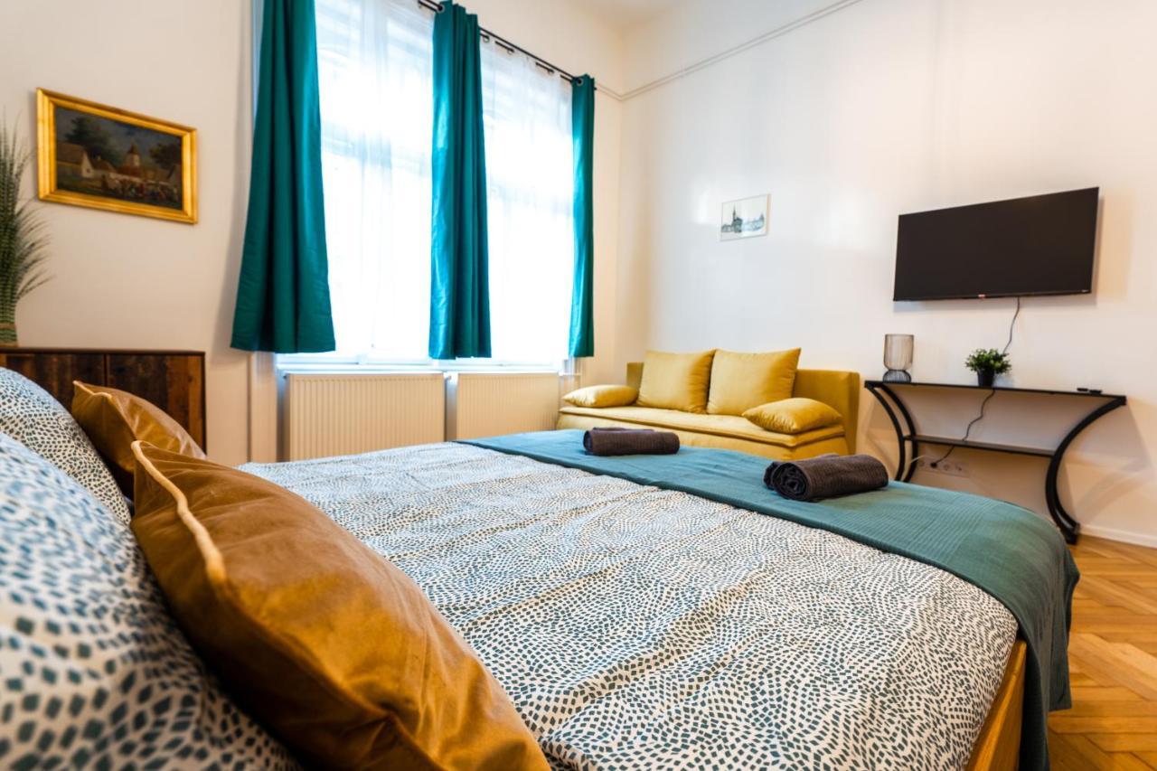 Palace Quarter Suite Budapeste Exterior foto